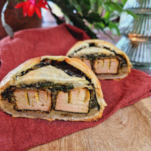 Afbeelding in Gallery-weergave laden, Vegan ‘zalm’-Wellington met saffraansaus
