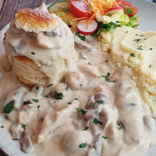 Vegan vol-au-vent, aka vol-au-vegan met puree van Catch a Veg. Vegan, diepvries kant-en-klare maaltijden.